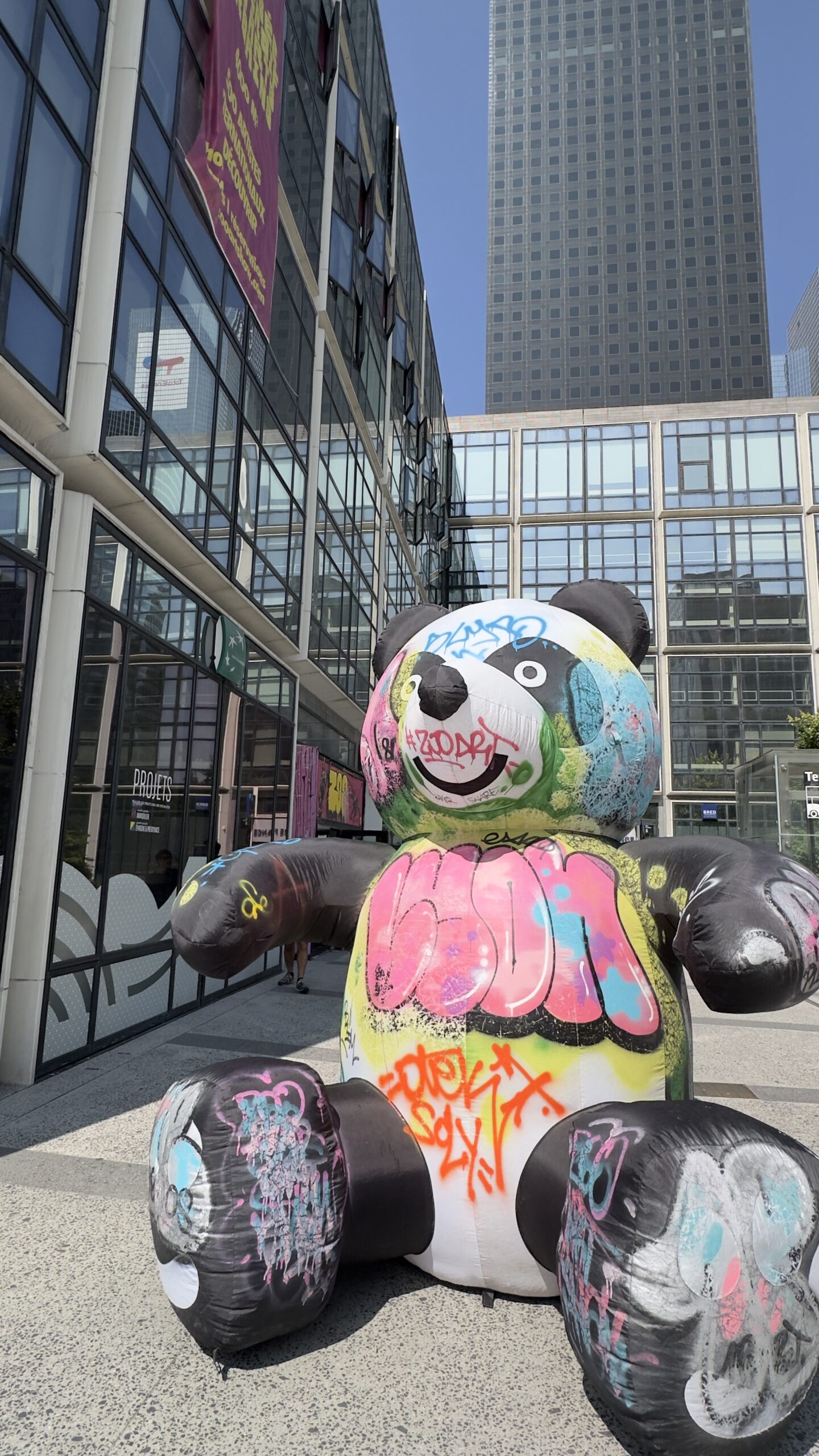 Panda géant tagué devant l’immeuble de La Défense.