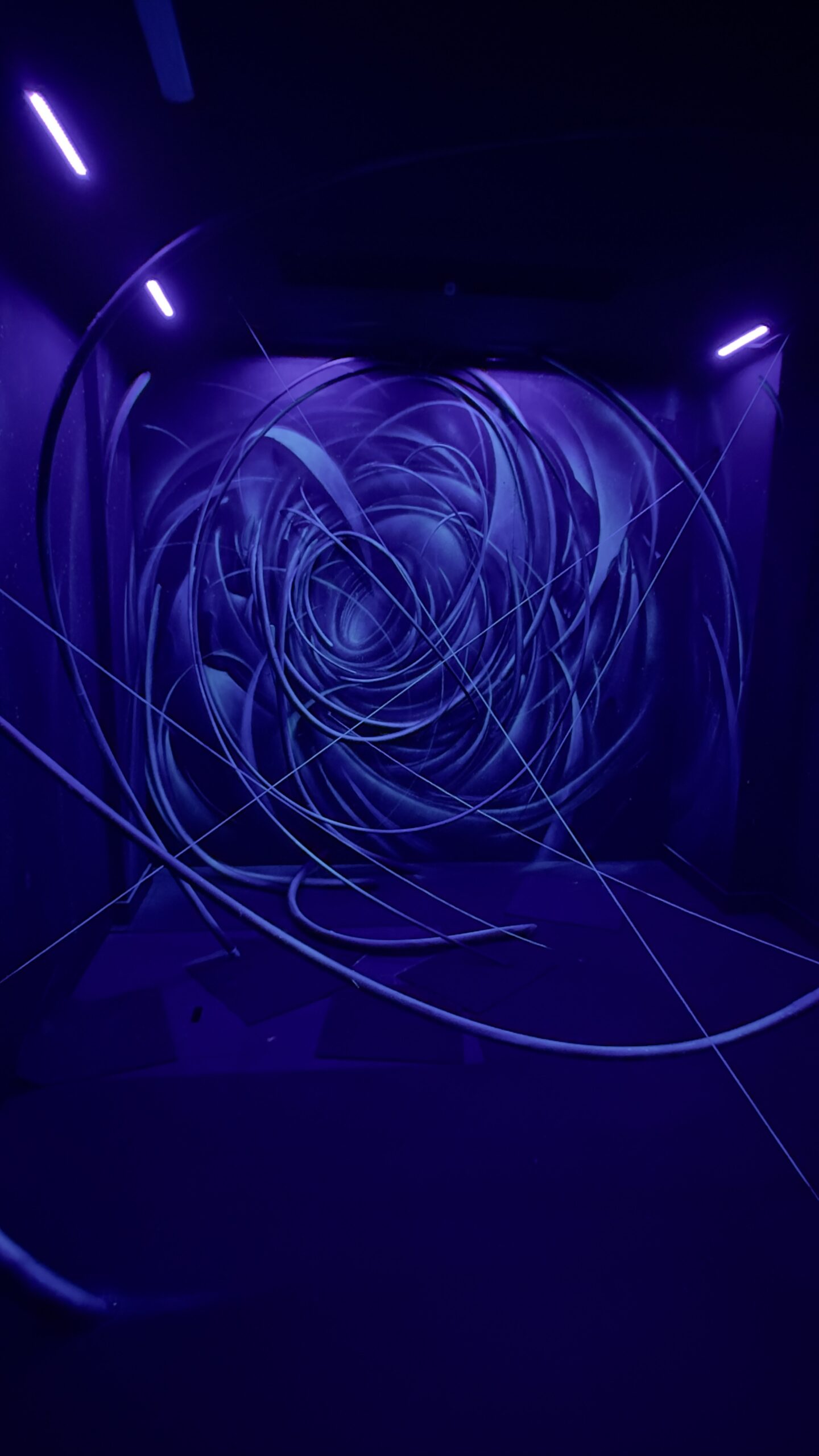 Installation lumineuse bleue avec spirale et câbles.